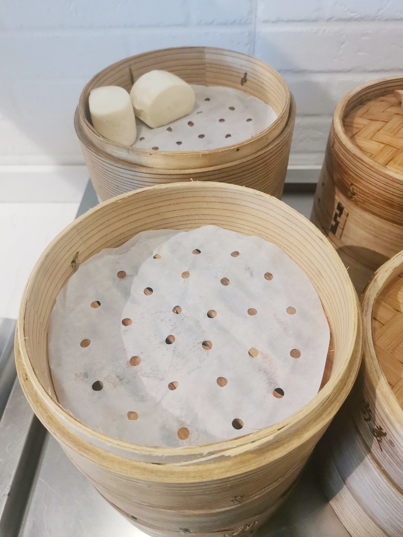 
                Factory Wholesale Food Grade Heat Resistance White Steamer Base Paper for Cooking
 